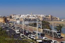 Image du Maroc Professionnelle de  Le Tram longe le fleuve Bouregrag et se dirige vers la ville de Salé derrière lui une vue de la kasbah des Oudaïas de Rabat est une magnifique petite forteresse surplombant l'embouchure du fleuve Bouregreg érigée par les Almoravides pour lutter contre les tribus Berghouatas, elle séduit par sa quiétude et sa lumière.  Jeudi 20 Octobre 2011. (Photo / Abdeljalil Bounhar) 